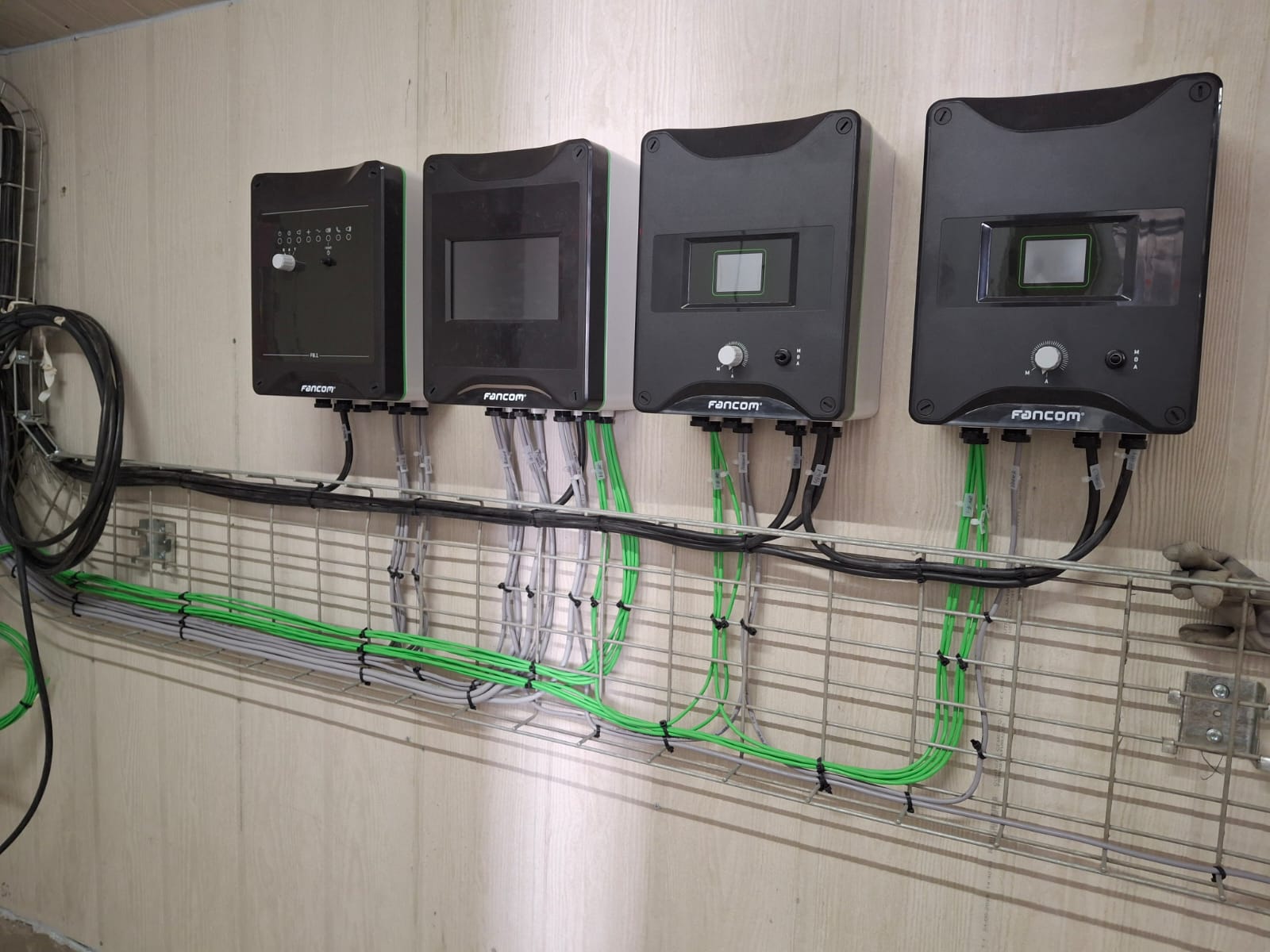 Controladores Fancom instalados y cableados en faena