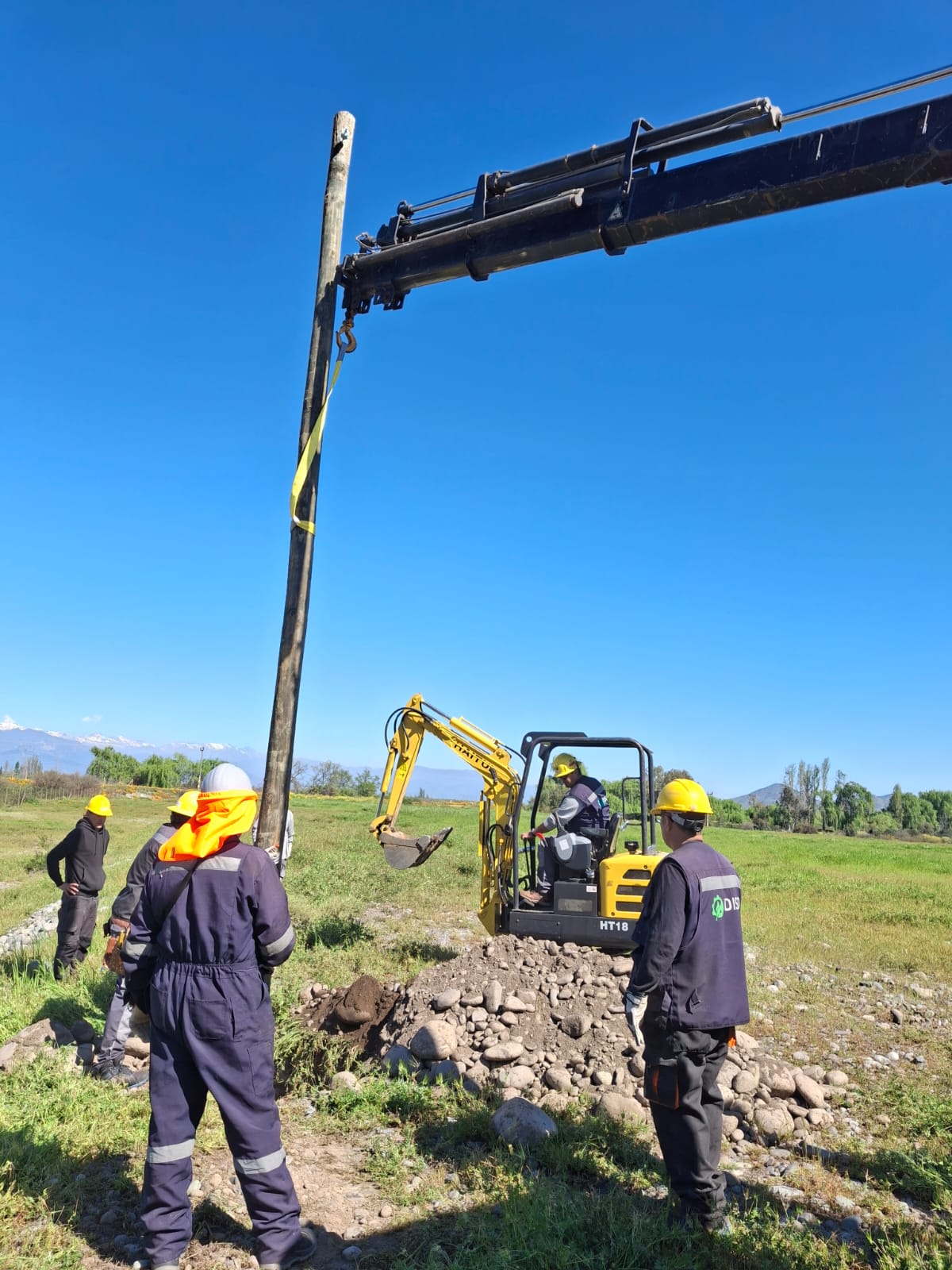 Instalación de poste eléctrico con miniexcavadora