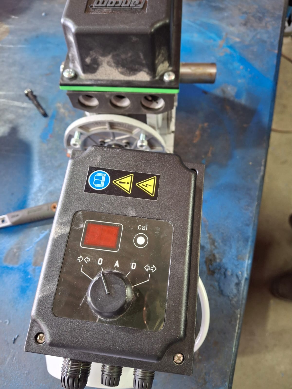 Camión grúa trasladando postes eléctricos