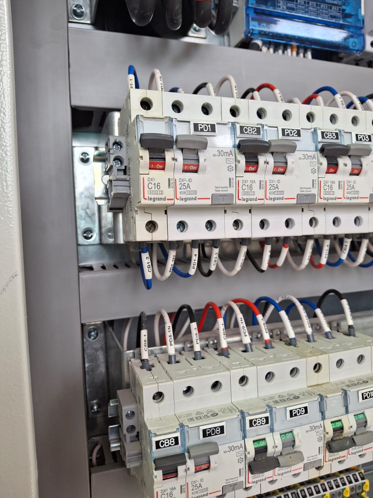 Breakers y conexiones dentro de tablero eléctrico industrial