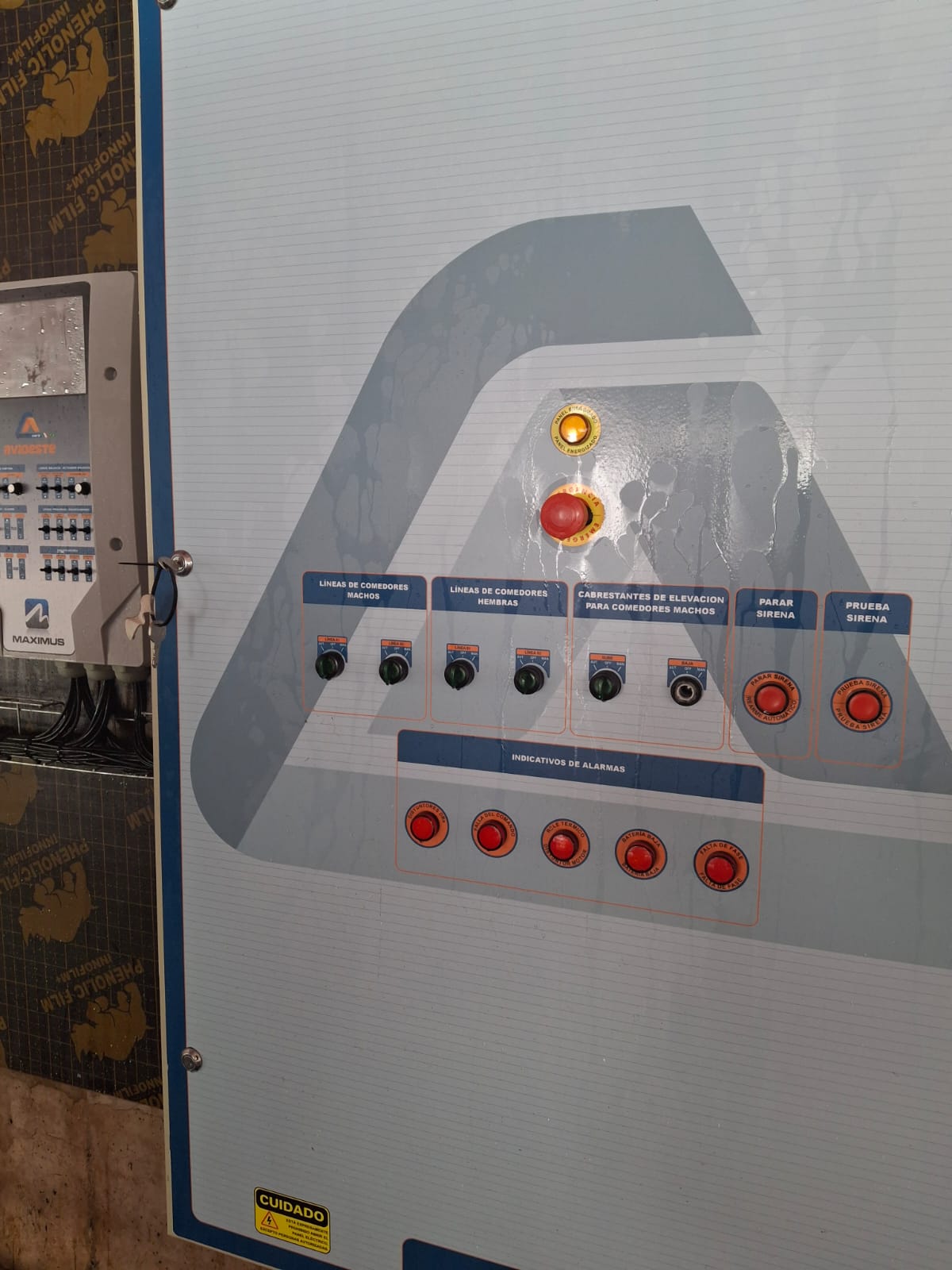 Panel de control industrial con indicadores de alarma