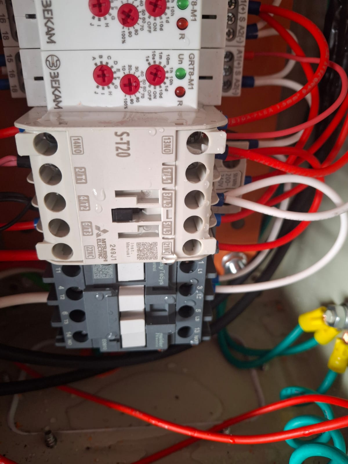 Tablero eléctrico industrial con conexiones de control