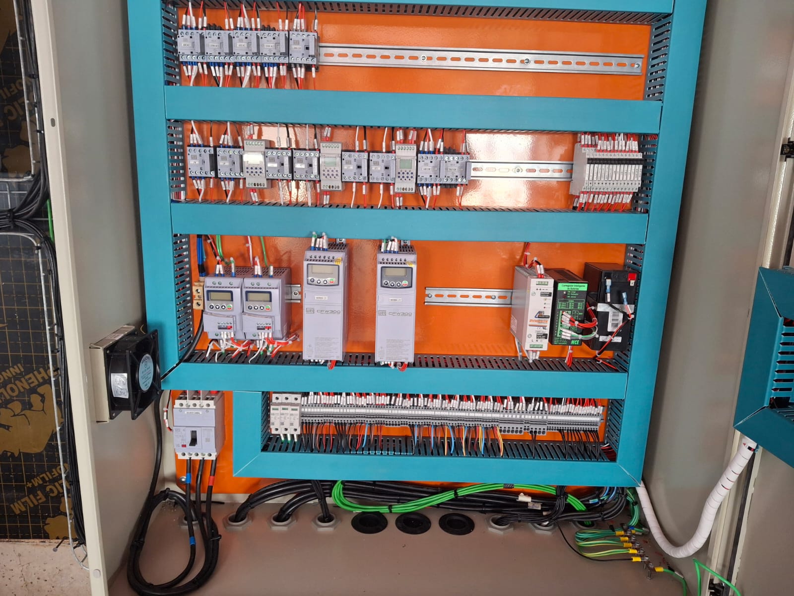 Gabinete de control industrial con variadores de frecuencia